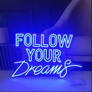 Décoration LED lumineuse "Follow your dreams" bleue sur le sol