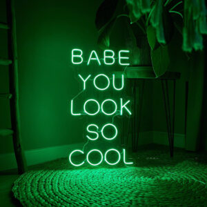 Décoration LED néon  "Babe you look so cool" verte sur un tapis