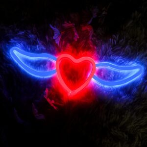 Photo d'une jolie lampe néon déco représentant un cœur rouge avec des ailes bleues
