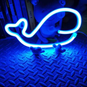 Joli luminaire décoratif bleu en forme de baleine sur un support