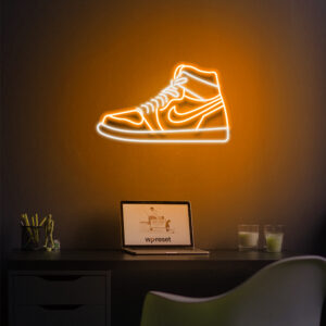 Néon mural orange représentant la sneakers AIr Jordan