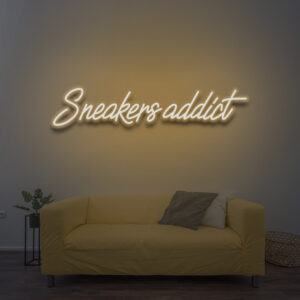 néon sneakers addict blanc chaud accroché à un mur